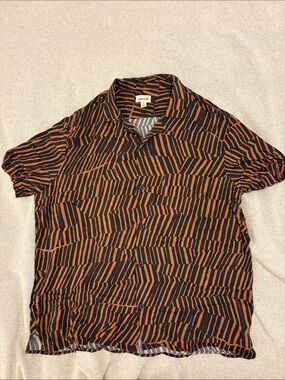 Men’s Short Sleeve Geometric Stripe Shirt in Black and Brown